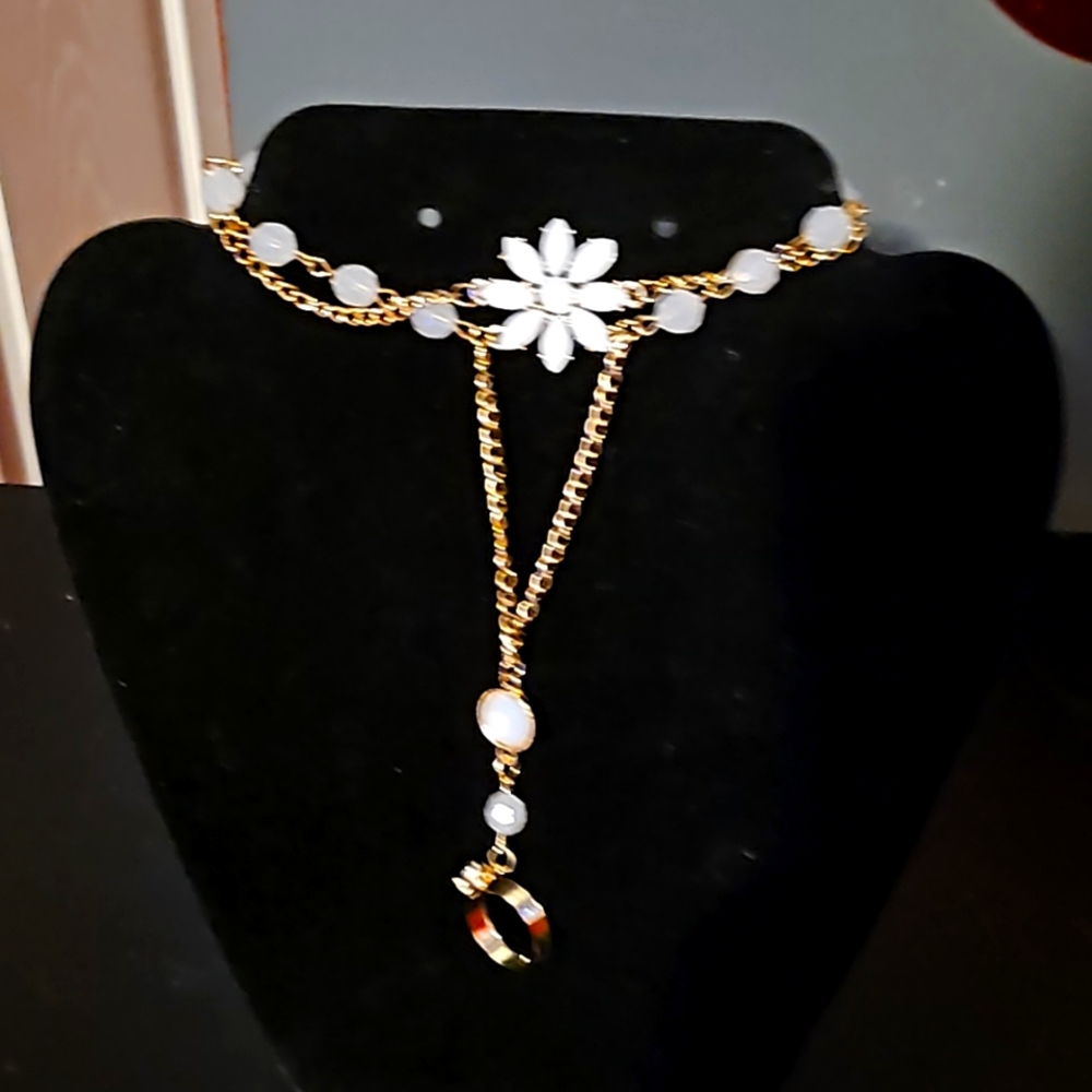 A woman ring bracelet in the color whi
